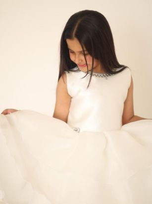 صورة فستان سهرة أبيض للأميرات يجمع بين الفخامة و الاناقة